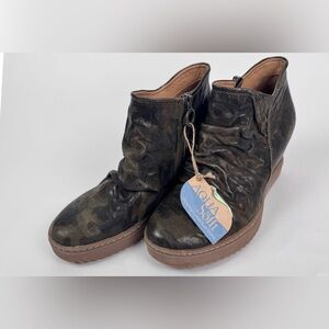 Sofft Siri Womens 8.5 Camo Leather Waterproof Wedge Ankle Boots NWOB